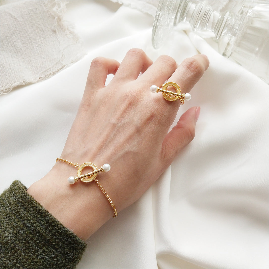 Pearl interlocking ring, ring, ring