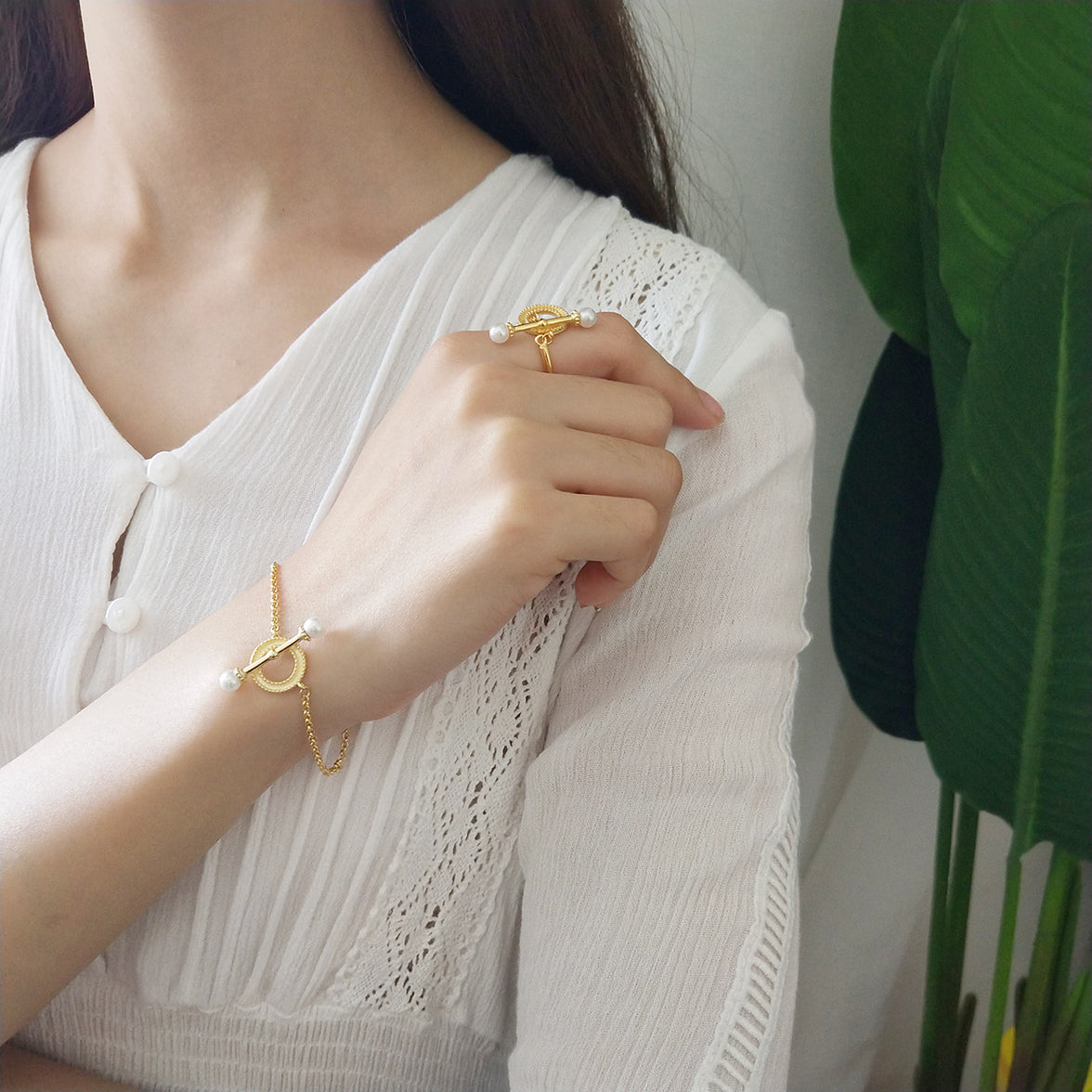 Pearl interlocking ring, ring, ring